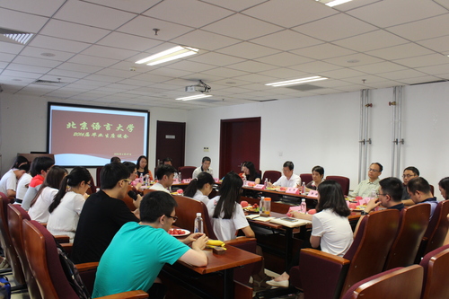 毕业生座谈会现场 毕业生座谈会现场