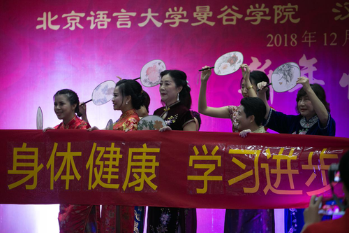 师生同台表演旗袍秀 师生同台表演旗袍秀