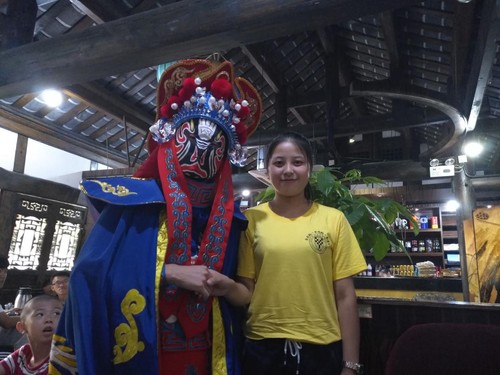 实践队伍同学与川剧演员合影 实践队伍同学与川剧演员合影