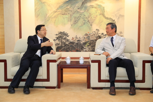 刘利校长接见尾崎苍石先生 刘利校长接见尾崎苍石先生