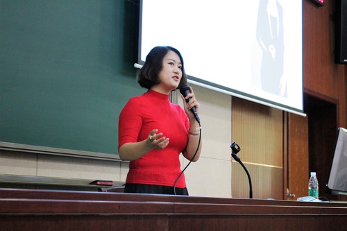 图6 08级校友朱艳梅学姐 图6 08级校友朱艳梅学姐