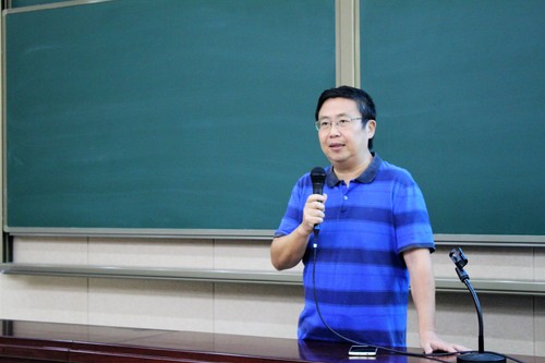 图3 英语学院院长吴平老师讲话 图3 英语学院院长吴平老师讲话