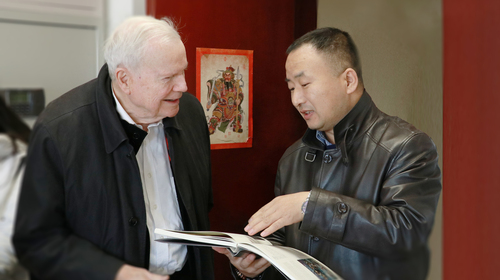 谢尔•_埃斯普马克主席参观中国文化译研网,并与负责人徐宝锋教授交谈 谢尔•_埃斯普马克主席参观中国文化译研网,并与负责人徐宝锋教授交谈