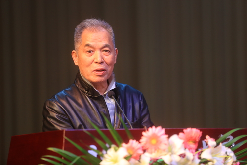 教师代表梁晓声教授发言 教师代表梁晓声教授发言