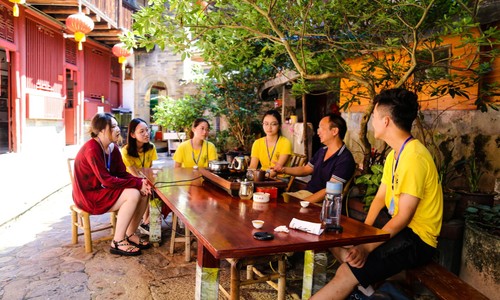 实践队伍与福建土楼振成楼第四代继承人交流 实践队伍与福建土楼振成楼第四代继承人交流