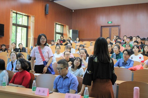 图9 优秀校友与新生互动 图9 优秀校友与新生互动