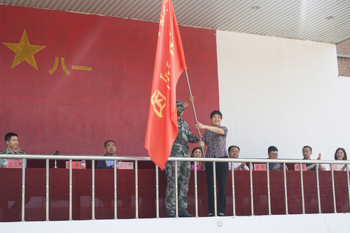 刘伟副书记向军训团授旗 刘伟副书记向军训团授旗