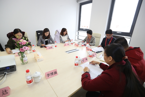 与青年教师座谈 与青年教师座谈