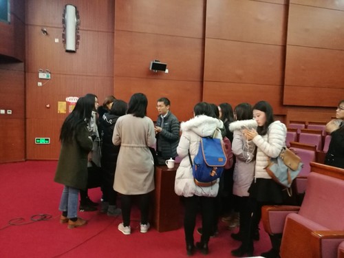 宣讲会后同学们继续提问 宣讲会后同学们继续提问