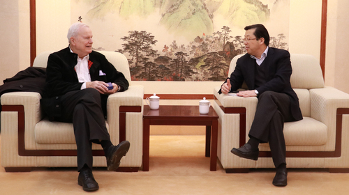 刘利校长与谢尔•_埃斯普马克(Kjell Espmark)先生热情交谈 刘利校长与谢尔•_埃斯普马克(Kjell Espmark)先生热情交谈