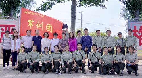 学校领导和军训团干部合影 学校领导和军训团干部合影