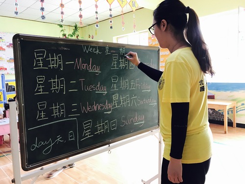 赴河北涞水支教团队在给孩子们上课 赴河北涞水支教团队在给孩子们上课