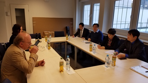 图4:代表团会见波恩孔子学院理事长廉亚明教授 图4:代表团会见波恩孔子学院理事长廉亚明教授