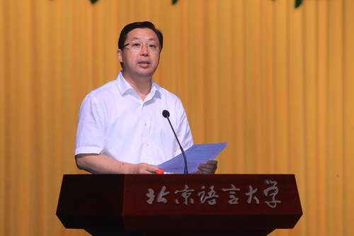 刘利校长主持大会 刘利校长主持大会