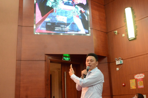 北京善学云科技有限公司董事长苟伟先生现场展示AR教学技术 北京善学云科技有限公司董事长苟伟先生现场展示AR教学技术