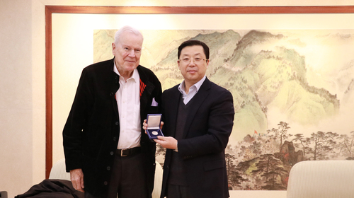 谢尔•_埃斯普马克(Kjell Espmark)先生向刘利校长赠送勋章 谢尔•_埃斯普马克(Kjell Espmark)先生向刘利校长赠送勋章