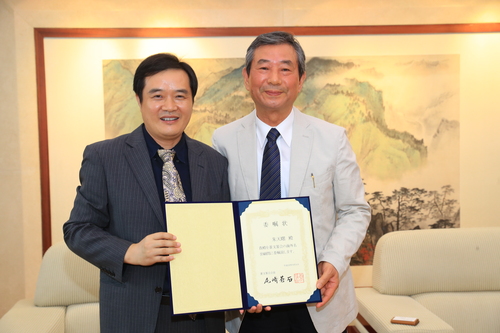 朱天曙教授与尾崎苍石先生 朱天曙教授与尾崎苍石先生