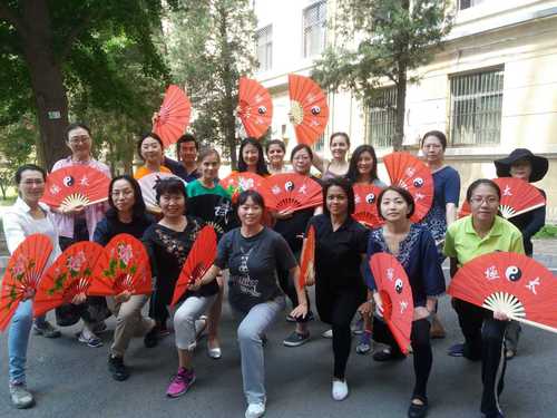 学员学习太极扇 学员学习太极扇