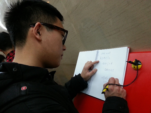 我校同学参观展览后在留言簿上留言 我校同学参观展览后在留言簿上留言