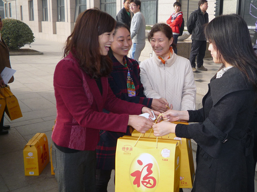 为女教职工发放慰问品 为女教职工发放慰问品