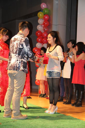 评委为获奖选手颁奖 评委为获奖选手颁奖