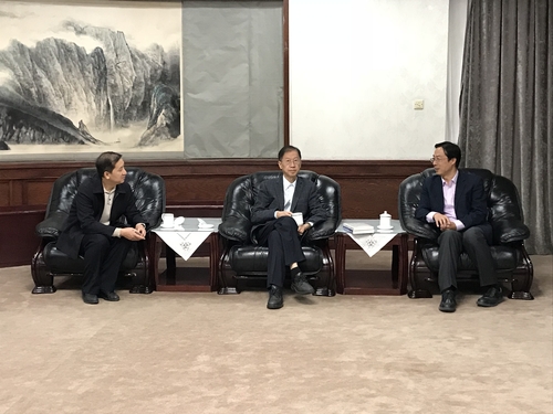 黄益方副校长在集贤厅亲切会见陈明明大使一行 黄益方副校长在集贤厅亲切会见陈明明大使一行