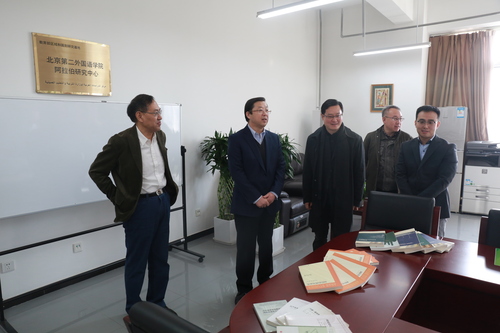 刘利校长一行参观北二外科研院所