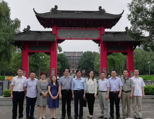 调研团与四川大学教务处李华副处长合影 调研团与四川大学教务处李华副处长合影