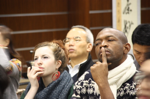 听众认真思考 听众认真思考