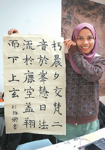 利雅娜展示自己的书法作业   利雅娜展示自己的书法作业