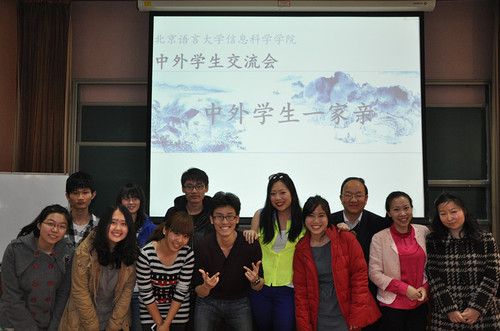 中外学生合影留念 中外学生合影留念