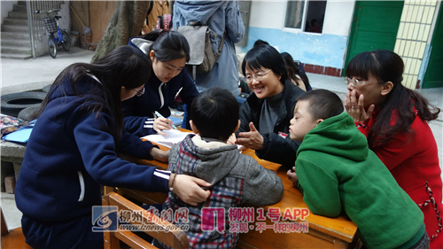 康复治疗师辅导学生进行康复训练。梁馨文 摄 康复治疗师辅导学生进行康复训练。梁馨文 摄