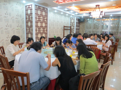 师生共进晚餐 师生共进晚餐