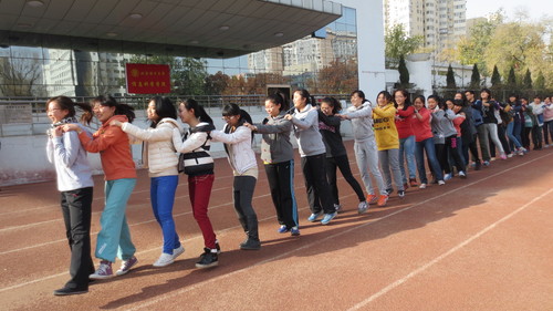 图一:赛前热身 集体兔子舞 图一:赛前热身 集体兔子舞