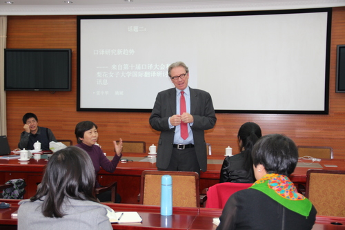 彼得斯教授发表演讲 彼得斯教授发表演讲