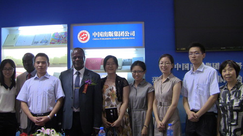 高翻研究生参加国展新书发布会 高翻研究生参加国展新书发布会