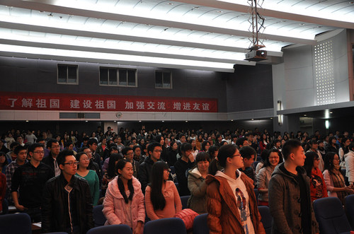图二:破冰环节,李东朔老师与现场互动 图二:破冰环节,李东朔老师与现场互动
