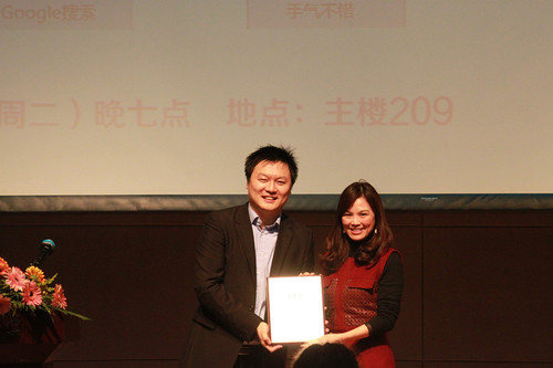 图四:陈霞书记为李东朔先生颁发优秀青年导师证书 图四:陈霞书记为李东朔先生颁发优秀青年导师证书