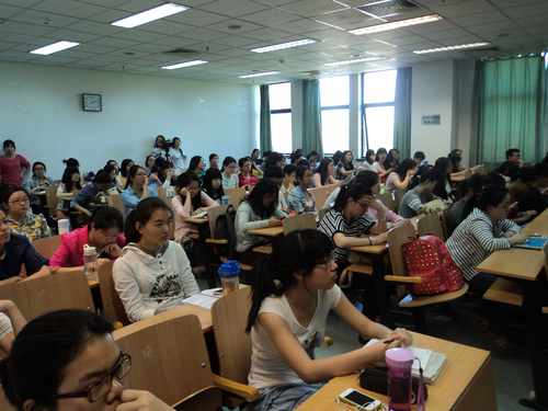 同学们全神贯注地听讲 同学们全神贯注地听讲