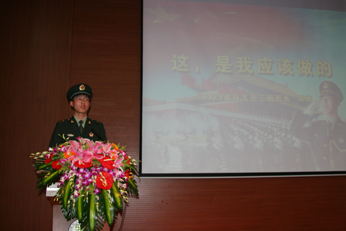 “救火英雄”邓帅作报告 “救火英雄”邓帅作报告