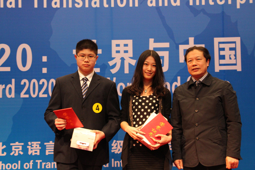 赵旻副书记与王越晨、马慧园合影 赵旻副书记与王越晨、马慧园合影