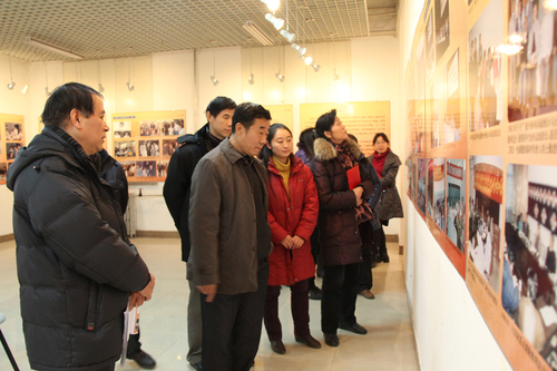 参观“岁月屐痕——北京语言大学老照片展” 参观“岁月屐痕——北京语言大学老照片展”