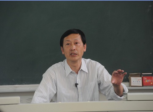凌德祥教授在做讲座 凌德祥教授在做讲座