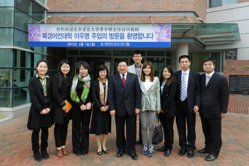 代表团与启明大学孔院师生合影-001 代表团与启明大学孔院师生合影-001