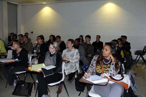 图片三 GSU学生在聚精会神地观看电影《中国协奏曲》-001 图片三 GSU学生在聚精会神地观看电影《中国协奏曲》-001
