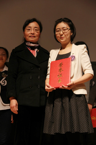 教务处吕静处长为冠军崔恩侨同学颁奖 教务处吕静处长为冠军崔恩侨同学颁奖