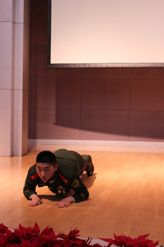 图为 新闻系学生温家林表现军人风姿 图为 新闻系学生温家林表现军人风姿