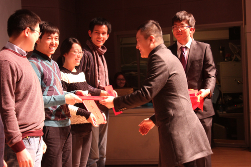 图为 董立均副校长为获奖者颁奖 图为 董立均副校长为获奖者颁奖