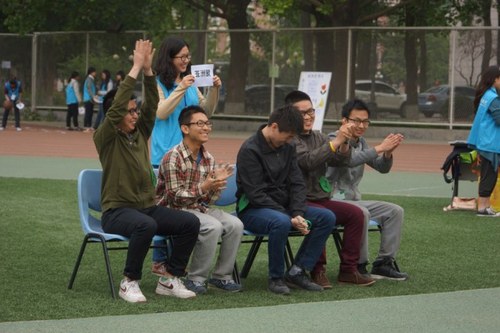 2 抢凳子环节同学们热情参与 2 抢凳子环节同学们热情参与