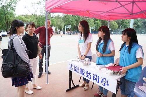 4_志愿者向新生及家长提供服务 4_志愿者向新生及家长提供服务